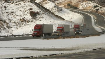 La autopista I-5 que conecta el centro y sur California cerca de Pyramid Lake, al sur de Tejon Pass, experimenta caída de nieve casi cada año durante el invierno.