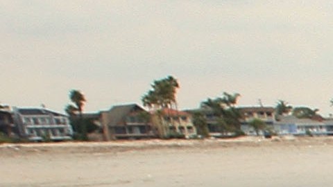 Residentes de Seal Beach expresaron su preocupación ya que la acumulación de basura se presenta frecuentemente durante el período de lluvias.