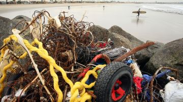 Residentes de Seal Beach expresaron su preocupación ya que la acumulación de basura se presenta frecuentemente durante el período de lluvias.