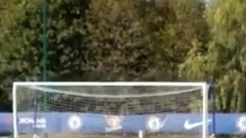 Eden Hazard mostró sus dotes futbolísticas pero con un balón de fútbol americano.
