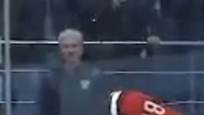 José Mourinho tuvo un accidente en el hielo durante un partido de hockey.