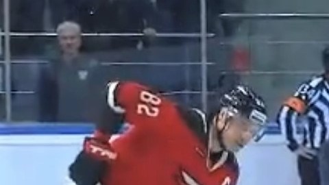 José Mourinho tuvo un accidente en el hielo durante un partido de hockey.