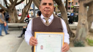 Rafael Hernández logró hacerse ciudadano estadounidense después de una larga batalla. (Araceli Martínez/La Opinión).