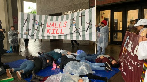 Activistas e inmigrantes realizaron un 'die-in' frente a la Alcaldía de Los Ángeles en protesta contra el muro propuesto por el presidente Trump en la frontera entre México y Estados. (Araceli Martinez Ortega)