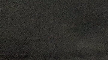 Lorena Maravilla y su esposo Raúl García le ponen a su bebé Kamila un gorrito que le regalaron los voluntarios de AHA. (Jacqueline García)