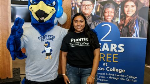 Connie Laureano habló de la ayuda académica y económica que recibió en Cerritos College mediante el programa California College Promise. (Jacqueline García)