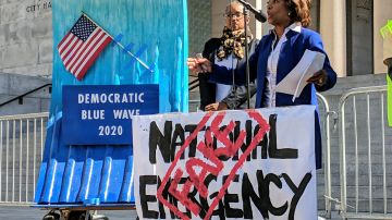 La congresista Maxine Waters llegó al City Hall para mostrar su oposición a la emergencia nacional anunciada por Trump el viernes.