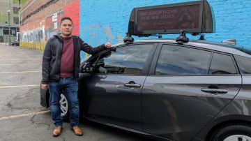Francisco González es conductor de Uber y tiene un anuncio digital en su vehículo el cual le genera $300 extra por mes. (Jacqueline García)