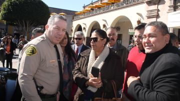 El Sheriff Alex Villanueva junto a activistas proinmigrantes. . (Jorge Luis Macías, Especial para La Opinión)