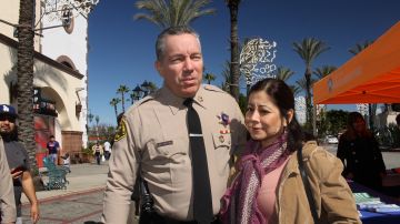 El Sheriff Alex Villanueva junto a su esposa Vivian en la Plaza México, donde hizo público las denuncias sobre las amenazas de muerte que ha recibido por sus posturas proinmigrantes. (Jorge Luis Macías, Especial para La Opinión)
