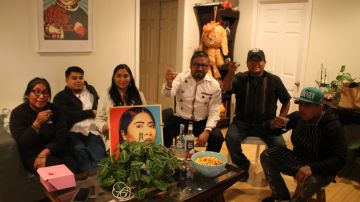 En la sala de la casa de Odilia Romero hubo reunión de oaxaqueños para celebrar a la actriz mexicana Yalitza Aparicio y al cineasta Alfonso Cuarón./Jorge Macías