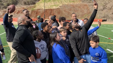 Los jugadores de la NFL también quisieron hacerse selfies con los chicos.