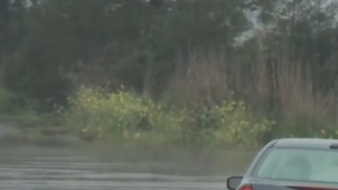 El auto quedó atrapado durante una inundación repentina.