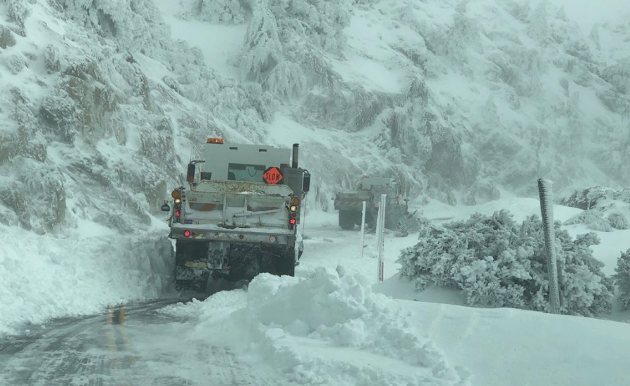Trabajadores se encuentran despejando la nieve en la zona de las montañas de Chilao en la autopista Crest de Los Ángeles. 
