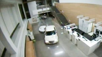 El auto se introdujo en el lobby de la jefatura. (LAPD)
