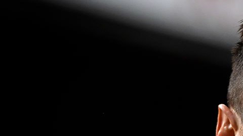 Messi sólo necesita un balón y una botella para hacer gala de sus habilidades.