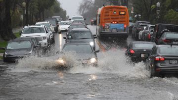 Algunos vehículos transitan una calle inundada en Los Angeles, California el 2 de febrero del 2019. Las autoridades han advertido evitar transitar zonas donde se presentan inundaciones repentinas por ser altamente peligrosas.