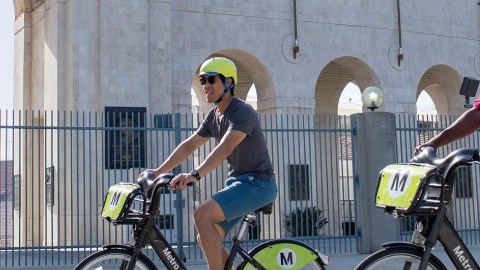 Más de 100 estaciones y 1.000 bicicletas estarán disponibles en el centro y occidente de Los Ángeles.