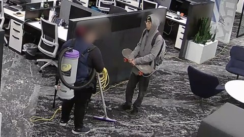 La mujer se encontraba realizando labores de limpieza en una oficina en Irvine a la 1:20 a.m.