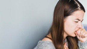 mujer-toser-sofa_23-2147934389