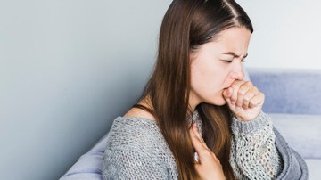 mujer-toser-sofa_23-2147934389