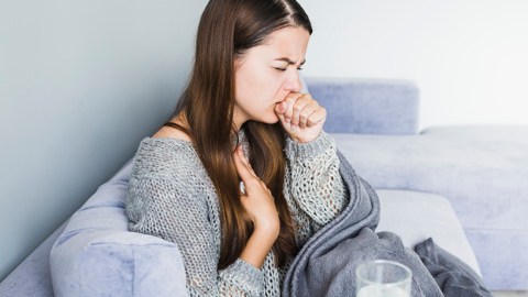 mujer-toser-sofa_23-2147934389