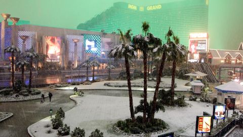 Los niveles de acumulación de nieve que se presentaron este fin de semana en Las Vegas fueron los más altos en una década. El famoso Strip con nieve se habían presentado así también en diciembre del 2008.