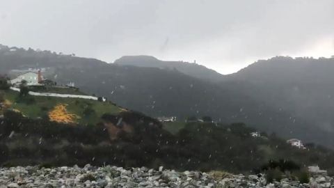 La nieve ha descendido en las montañas de Santa Mónica a alturas que van desde los 1.500 pies.