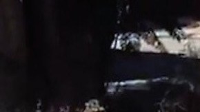 Encadenó al animal a la parte trasera de la  camioneta.