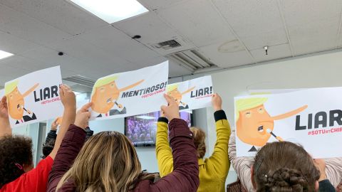 Un nutrido grupo de inmigrantes escuchó el discurso del estado de la unión dado por el presidente Trump en las instalaciones de CHIRLA. (Araceli Martínez/La Opinión).