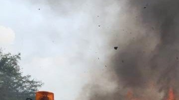 Camiones que transportaban ayuda para Venezuela fueron incendiados.