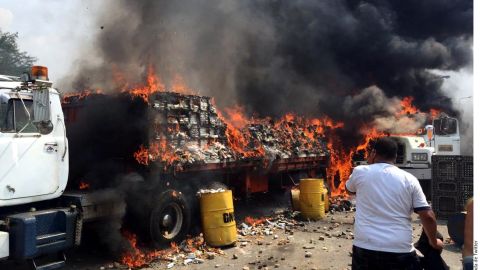 Camiones que transportaban ayuda para Venezuela fueron incendiados.