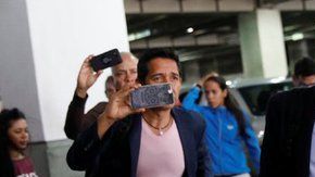 Jorge Ramos en el Aeropuerto Internacional de Caracas, el martes.