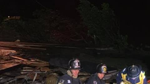 Según las autoridades del condado de Marin el accidente se produjo cuando una casa se deslizó desde Sausalito Blvd hacia una casa en Crescent Ave.