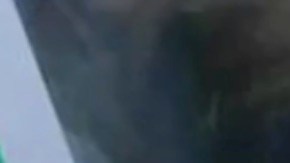 Un niño quedó atrapado en el interior de una máquina de juguetes.