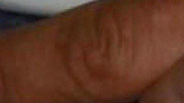 Diamantes incrustados en a piel.