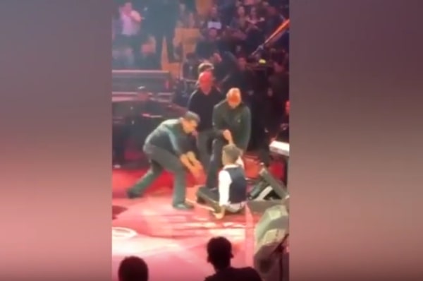 Video Alejandro Fernández Sufre Penosa Caída En Pleno Concierto La