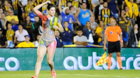 Una mujer semidesnuda invadió la cancha y burló a los jugadores y al árbitro del encuentro