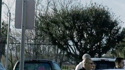 Los investigadores determinaron que el tiroteo no parecía justificado y arrestaron al expolicía bajo sospecha de ataque con un arma mortal. (@KTLA)