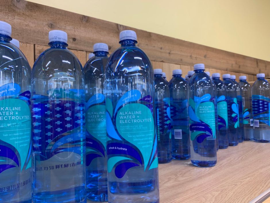 para que sirve tomar el agua alcalina