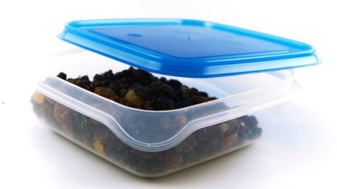 Guarda en tuppers restos de su madre