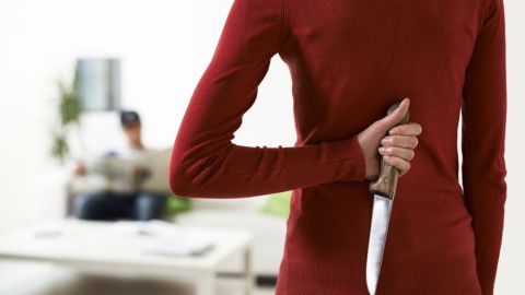 Le corta los testículos por infiel