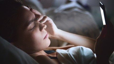 Revisó celular novio violación