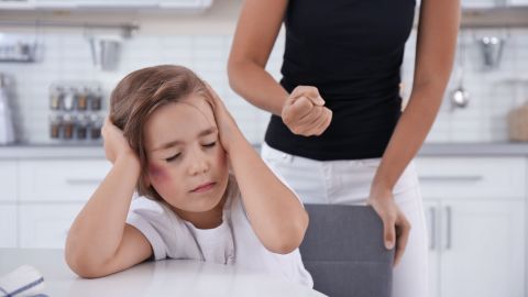 La gran mayoría de los padres no saben que nos enfermamos con las palabras y nos sanamos con ellas también./Shutterstock