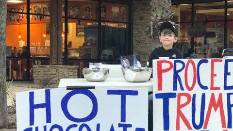 Niño vende chocolate muro Trump