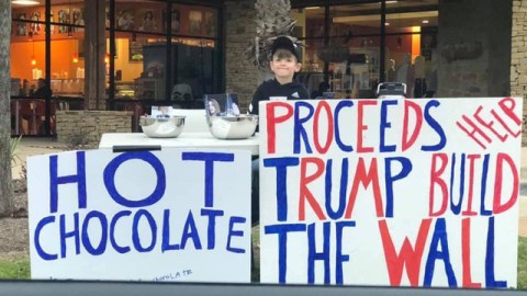 Niño vende chocolate muro Trump