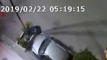 Captura de pantalla de un vídeo del servicio de coordinación de emergencias ECU 911 que muestra a un grupo de personas que sale a la calle tras un sismo en la madrugada de este viernes, en Guayaquil (Ecuador).