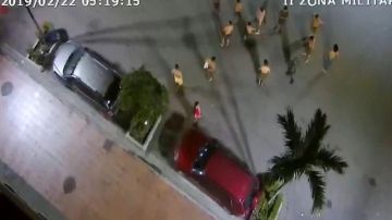 Captura de pantalla de un vídeo del servicio de coordinación de emergencias ECU 911 que muestra a un grupo de personas que sale a la calle tras un sismo en la madrugada de este viernes, en Guayaquil (Ecuador).