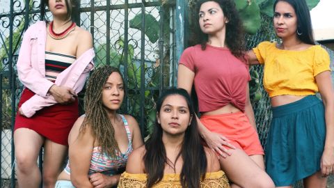 Miembros del Teatro Luna West. De izquierda a derecha Gabriela Ortega, Kelley Williams, Briza Covarrubias, Maya Malan-Gonzalez y Christina Igaraividez.