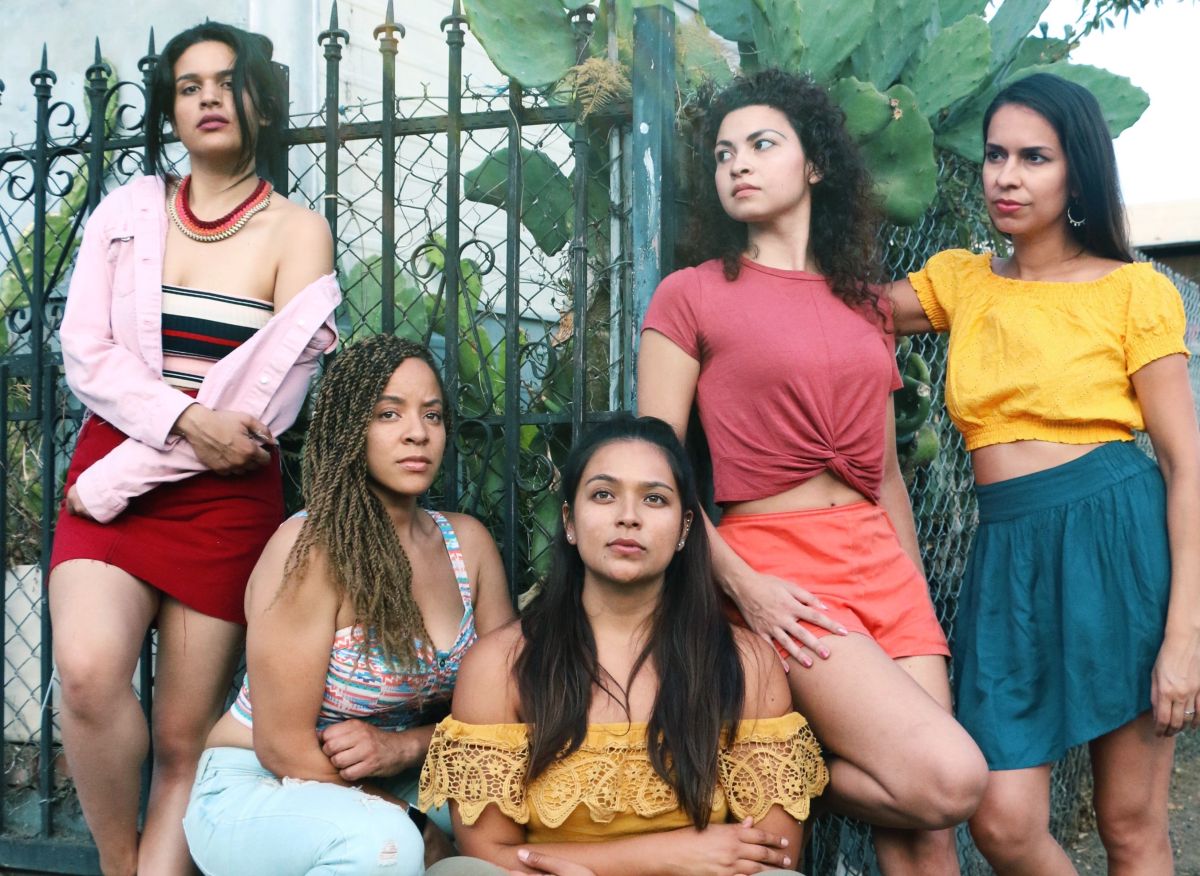 Miembros del Teatro Luna West. De izquierda a derecha Gabriela Ortega, Kelley Williams, Briza Covarrubias, Maya Malan-Gonzalez y Christina Igaraividez.